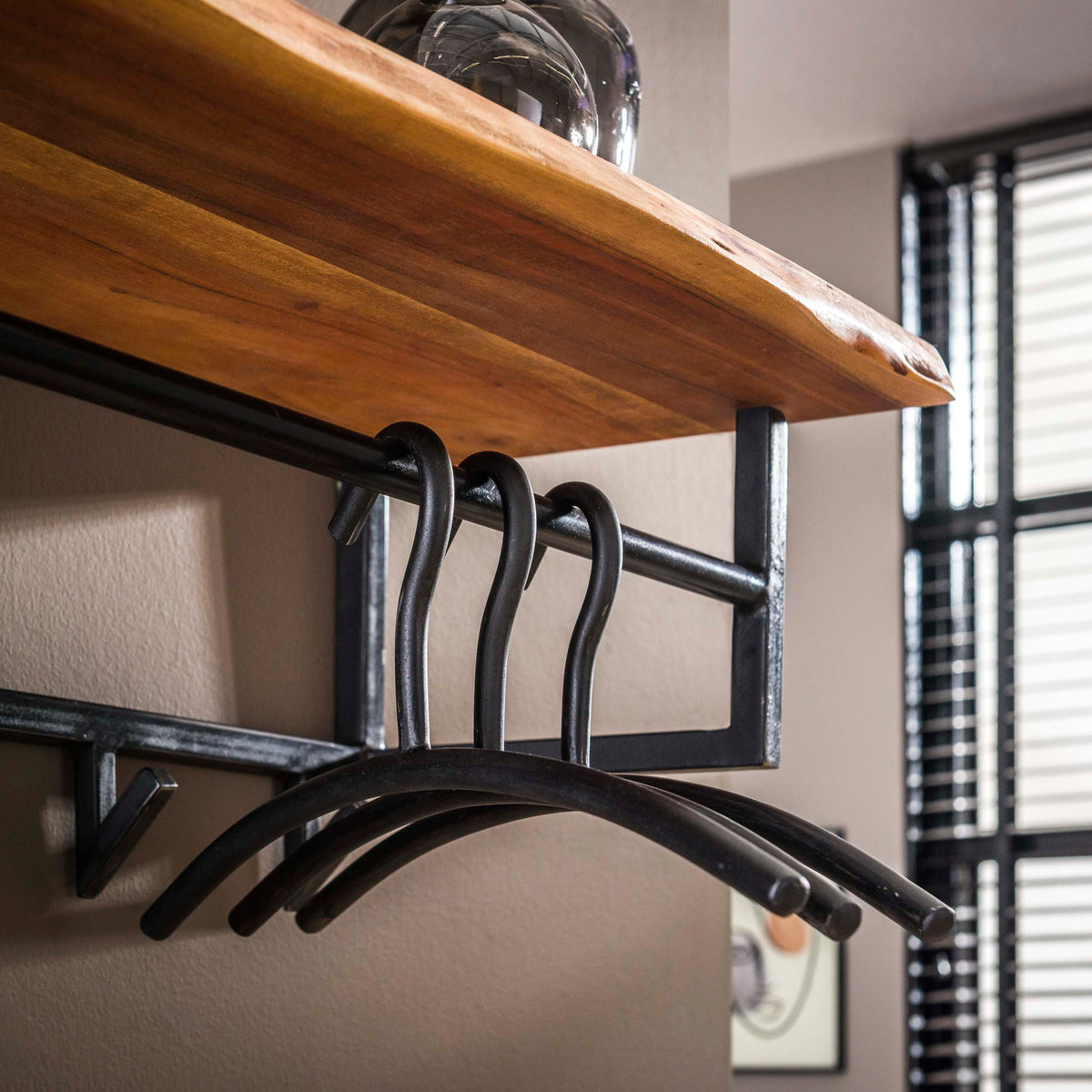 Garderobe Edge Kleiderstange und Hutablage 6 Haken